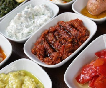 Geleneksel Mezeler / Traditional Appetizers