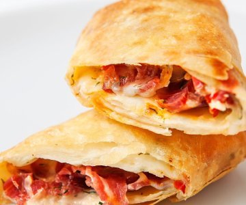 Pastırmalı Paçanga Böreği / Pastrami Pachanga Sum