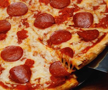 Özel Sucuklu Pizza / Special Sausage Pizza